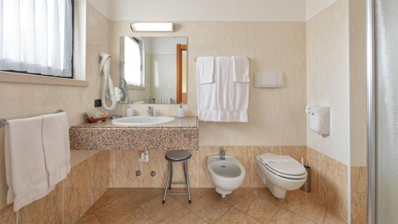 Hotel Postumia Dossobuono Bagian luar foto