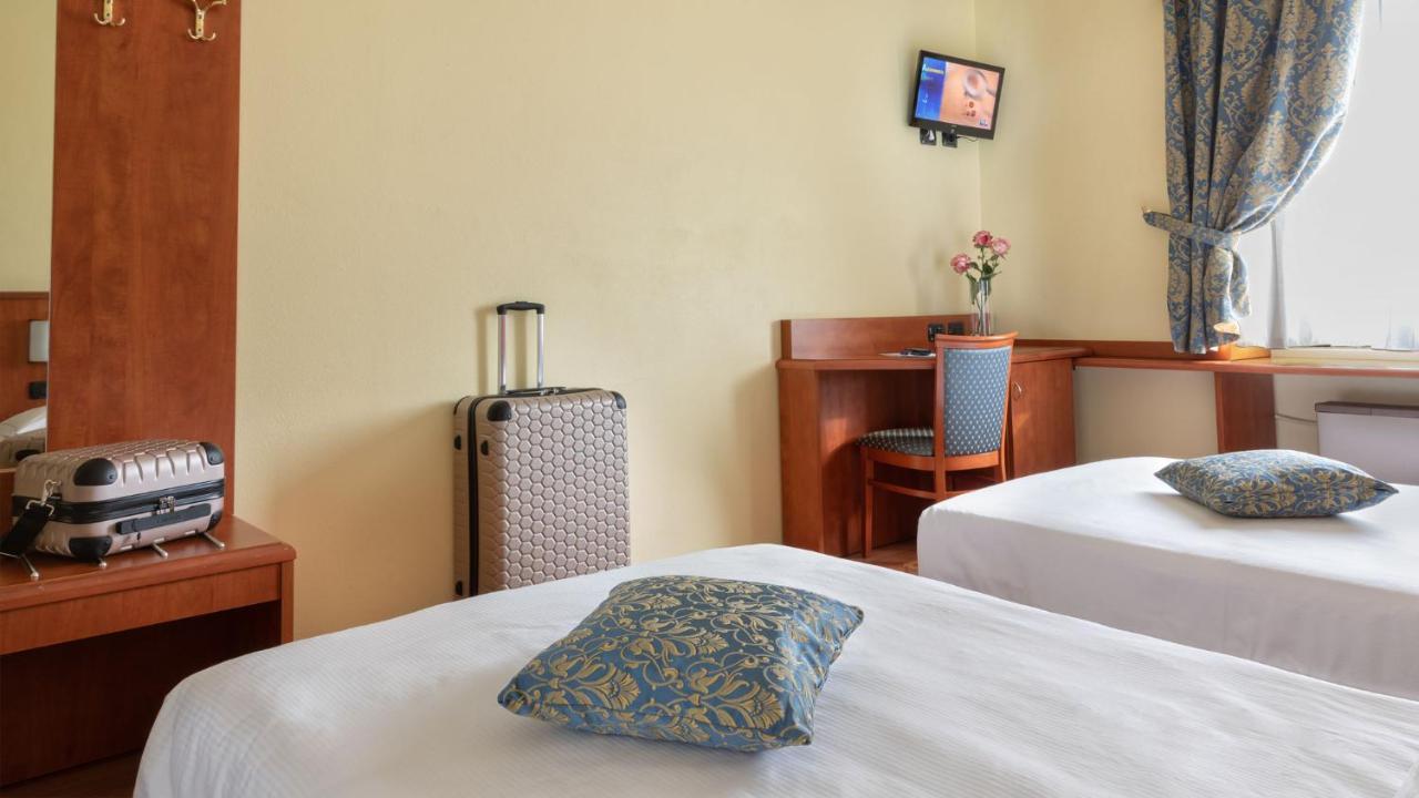Hotel Postumia Dossobuono Bagian luar foto