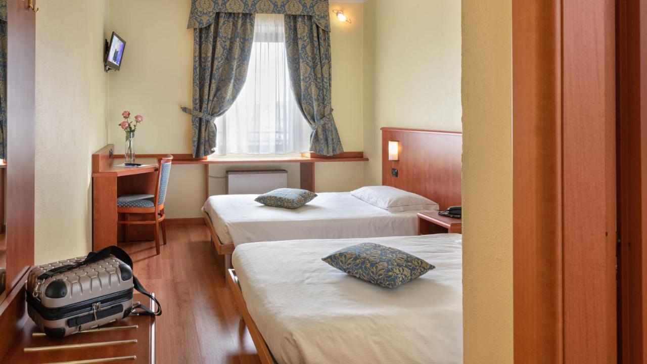 Hotel Postumia Dossobuono Bagian luar foto
