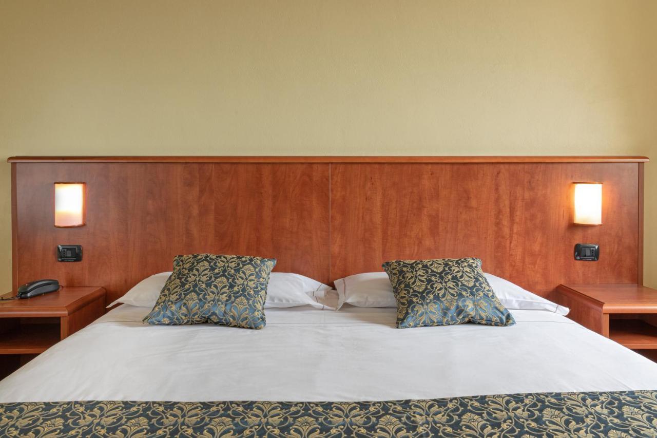 Hotel Postumia Dossobuono Bagian luar foto