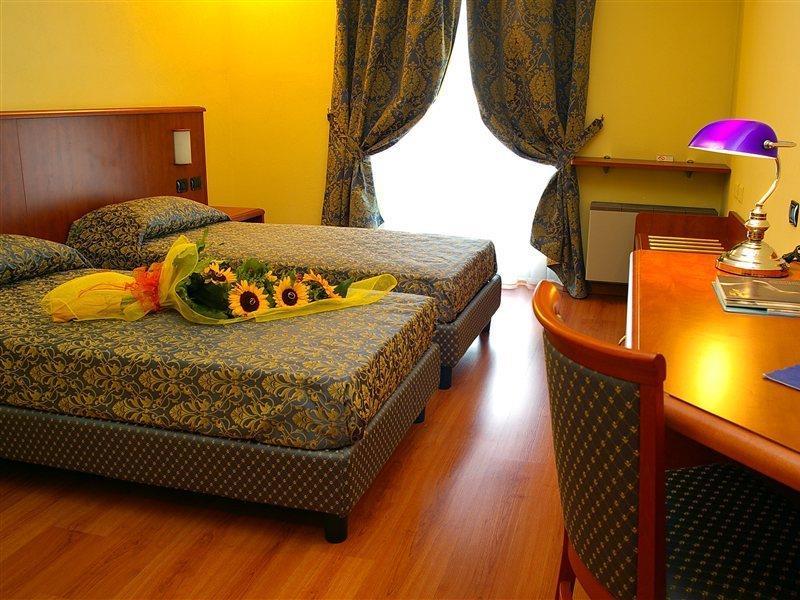 Hotel Postumia Dossobuono Bagian luar foto