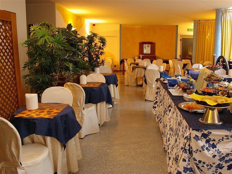 Hotel Postumia Dossobuono Bagian luar foto