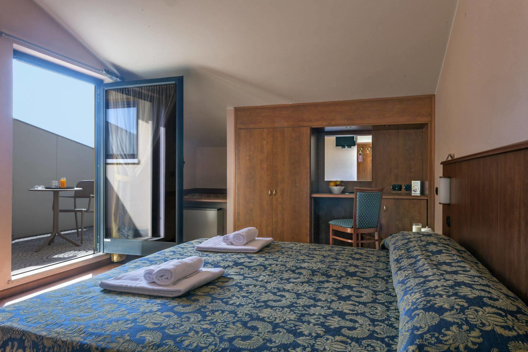 Hotel Postumia Dossobuono Bagian luar foto
