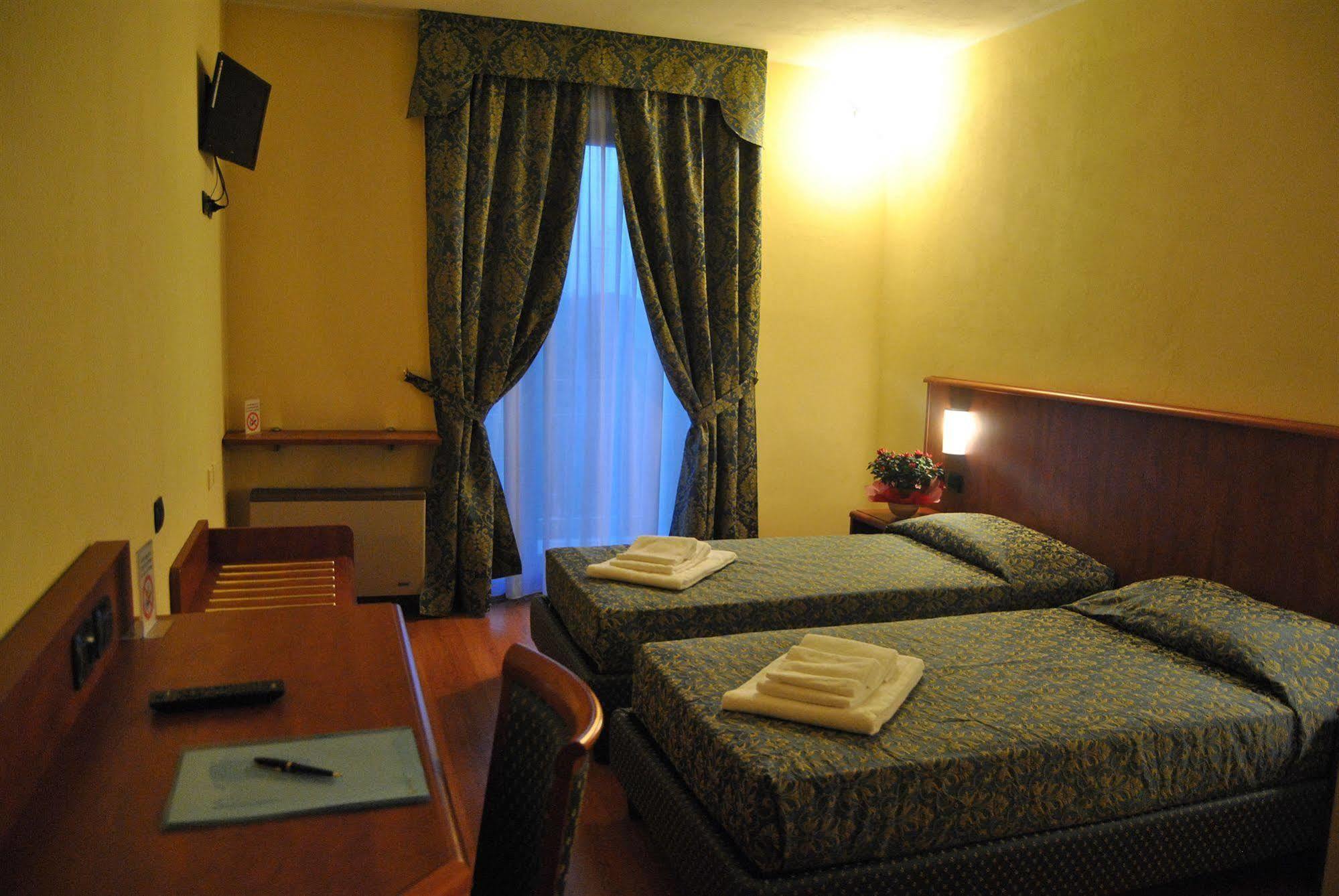 Hotel Postumia Dossobuono Bagian luar foto