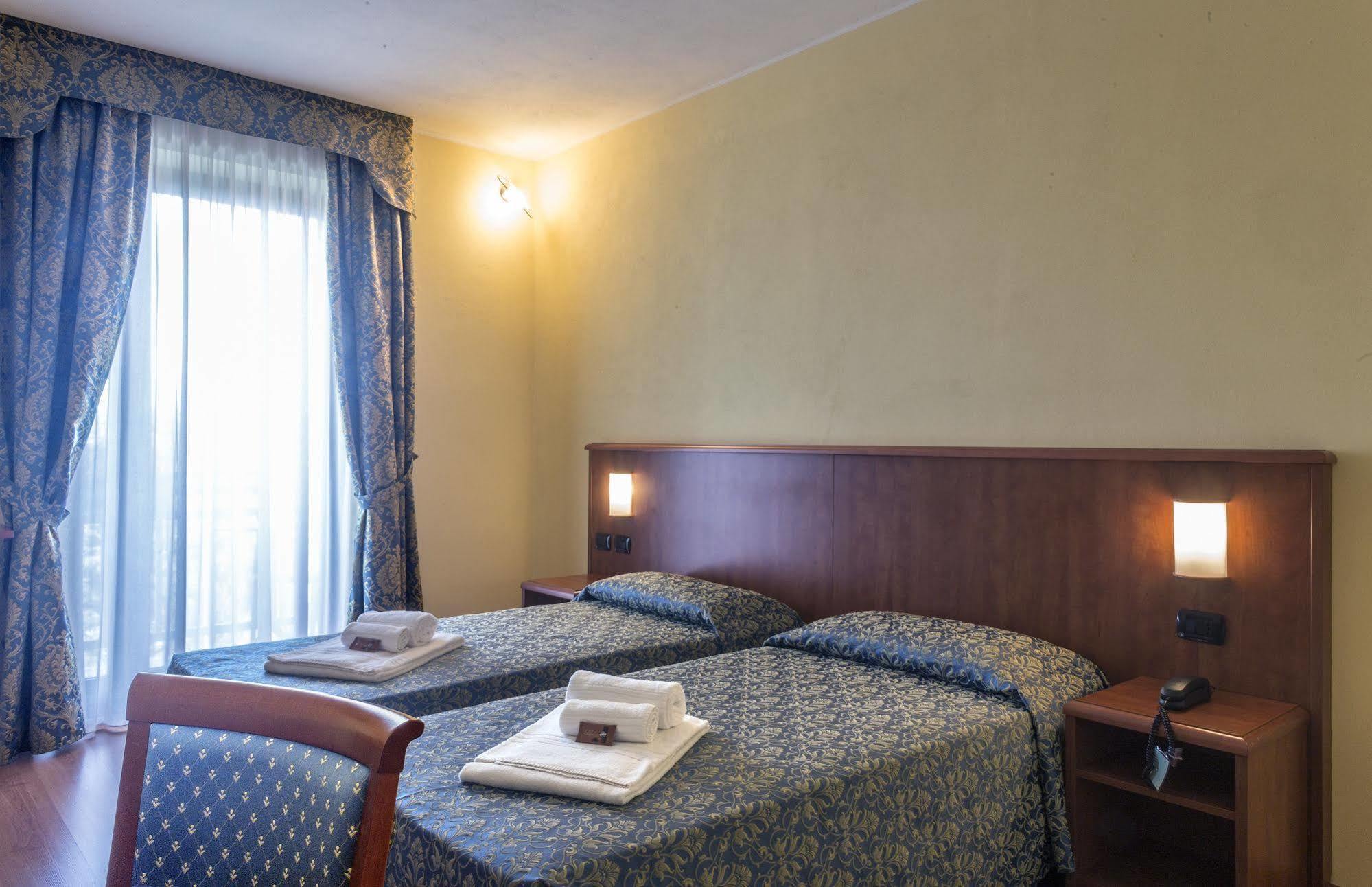 Hotel Postumia Dossobuono Bagian luar foto