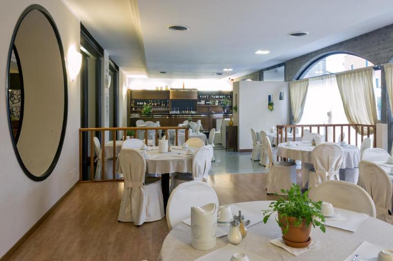 Hotel Postumia Dossobuono Bagian luar foto