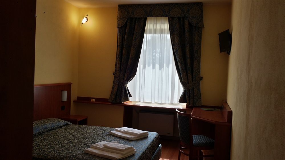 Hotel Postumia Dossobuono Bagian luar foto