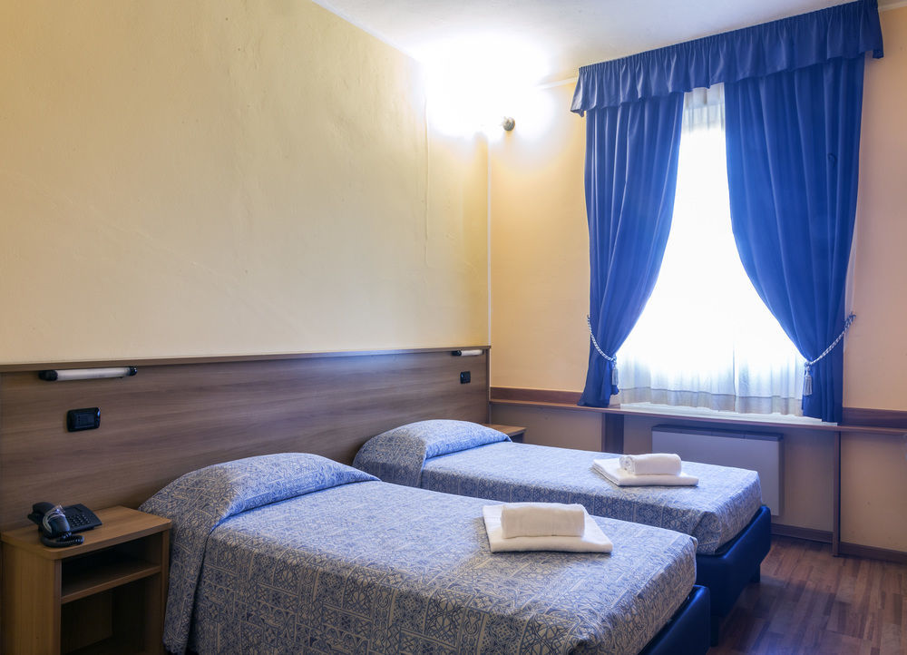 Hotel Postumia Dossobuono Bagian luar foto