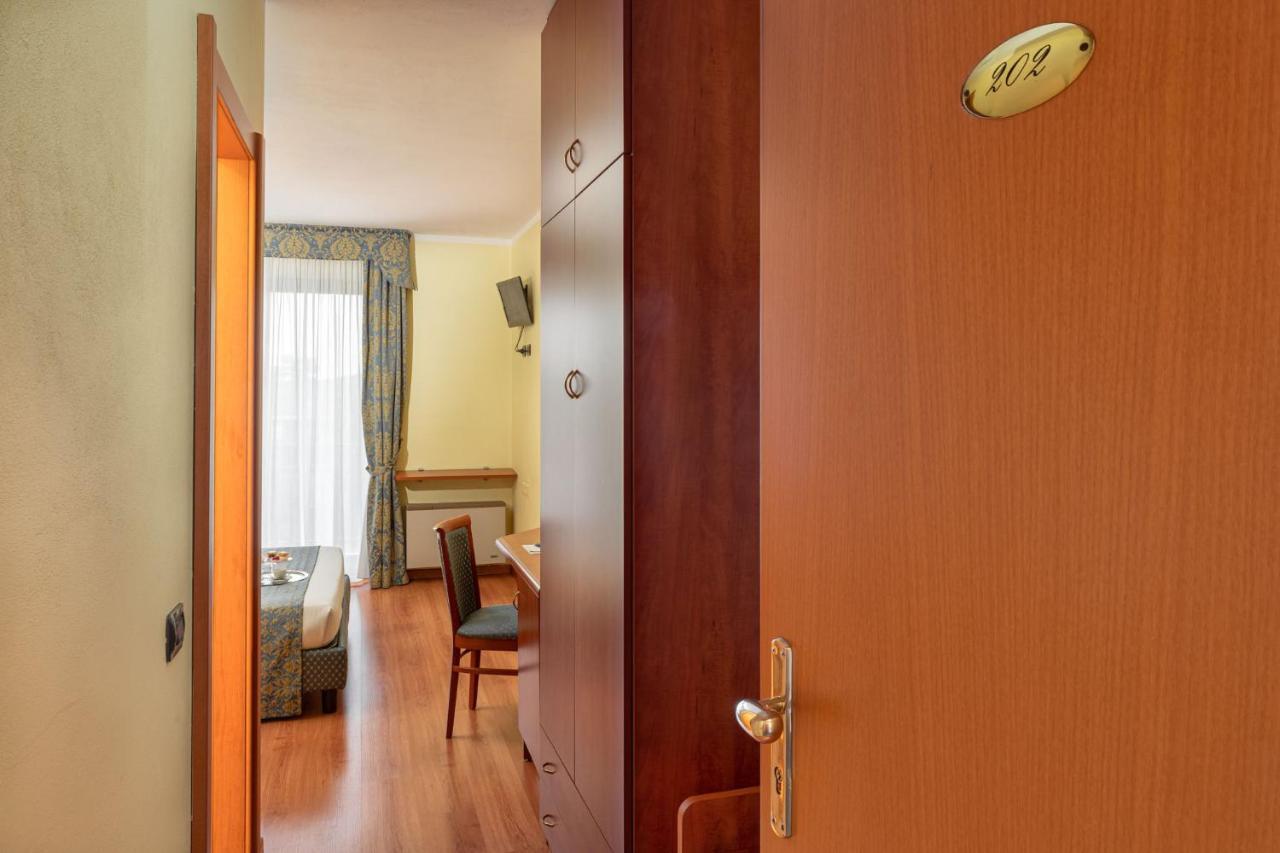 Hotel Postumia Dossobuono Bagian luar foto