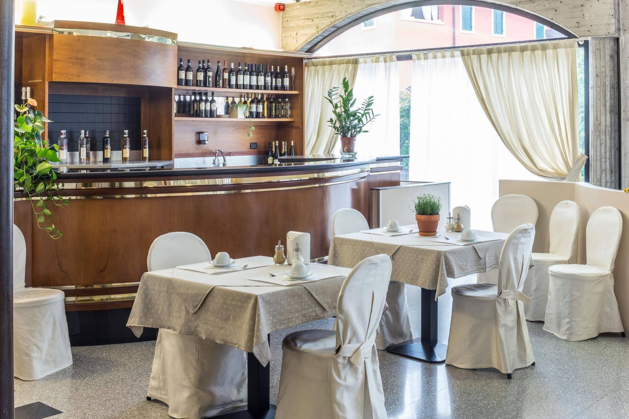 Hotel Postumia Dossobuono Bagian luar foto